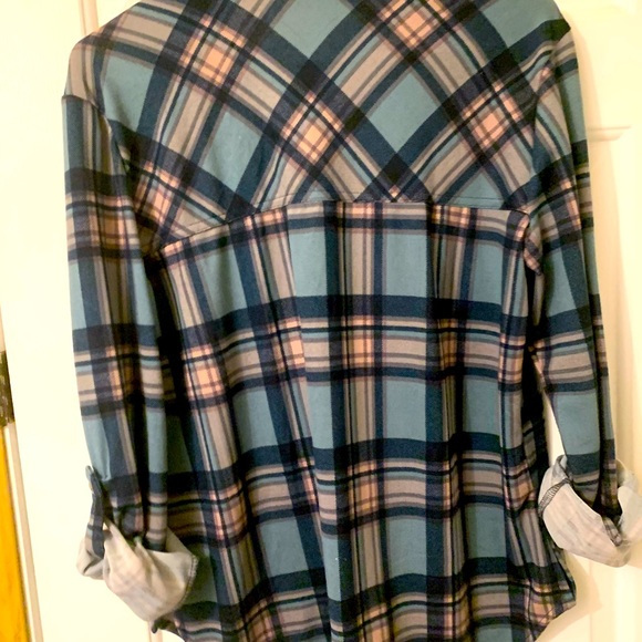 Tshirt/flannel - Picture 2 of 2